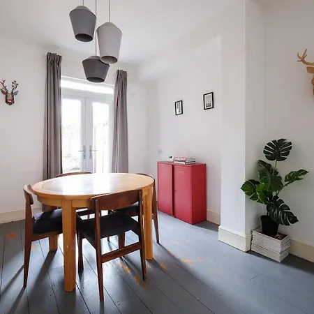 Nyaraló Two Bedroom - On Street Parking Available