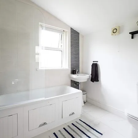 Two Bedroom - On Street Parking Available Feriehus Bristol