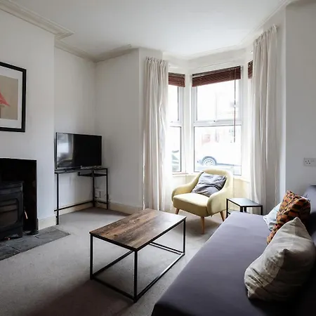 Casa de Férias Two Bedroom - On Street Parking Available Bristol