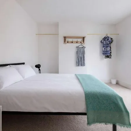 Two Bedroom - On Street Parking Available Casa de Férias *