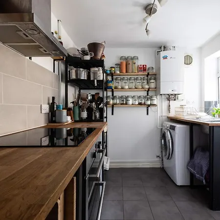 Two Bedroom - On Street Parking Available Bristol